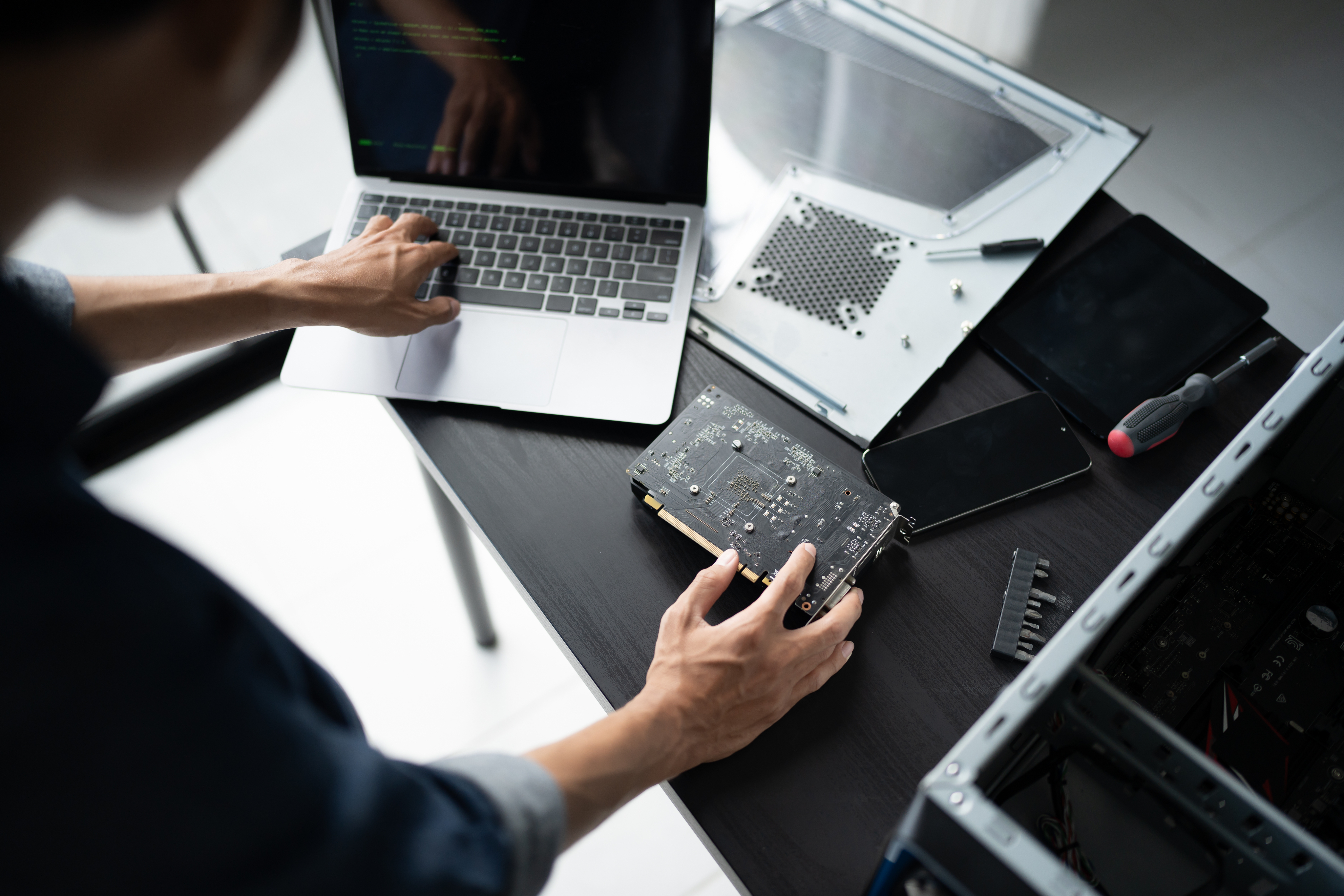 iPhone, MacBook and laptop repair at 800fixing Dubai
