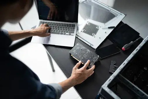 iPhone, MacBook and laptop repair at 800fixing Dubai