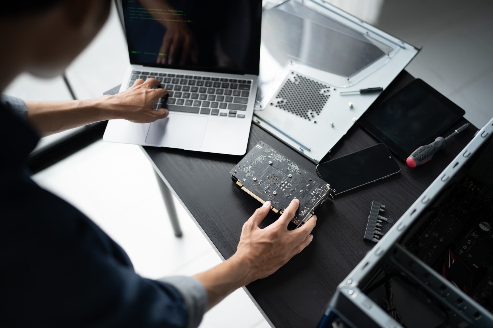 iPhone, MacBook and laptop repair at 800fixing Dubai